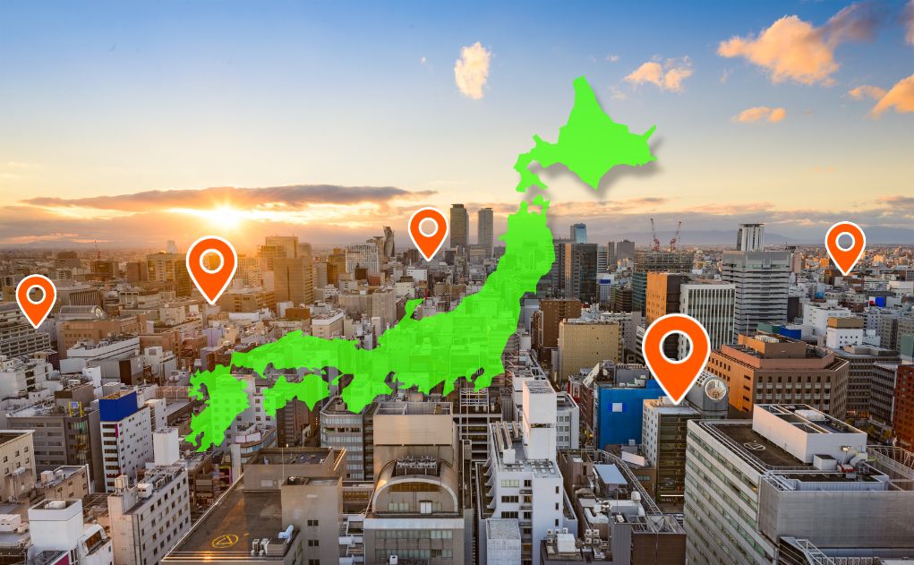 都市の背景に日本列島の写真